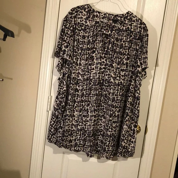 TORRID Women Top Size 6 X - Picture 1 of 4